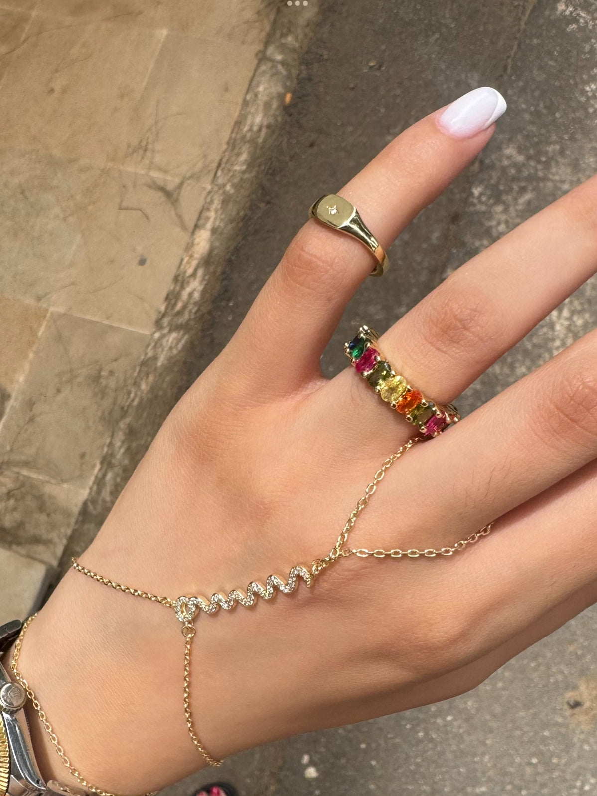 Handchain Serpent